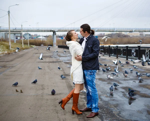 Loving couple on the river bank embraces, kisses — Stock Photo, Image