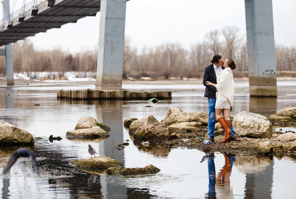 Coppia amorevole sulla riva del fiume abbraccia, baci — Foto Stock