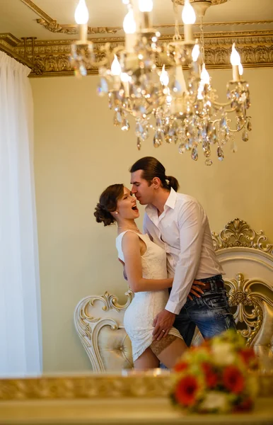 Жених с невестой обнимает поцелуй на кровати — стоковое фото