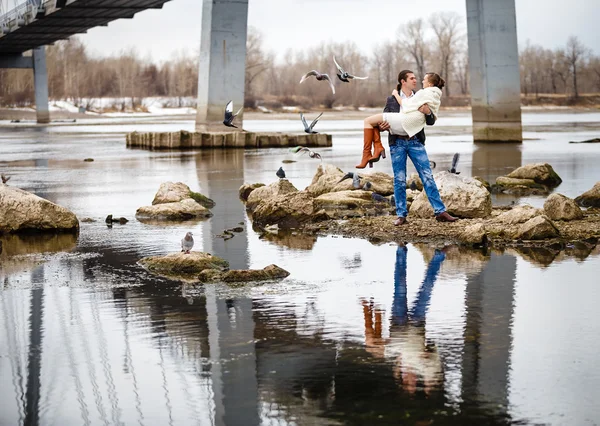 Miłości para na brzegu rzeki ogarnia, pzdr — Zdjęcie stockowe