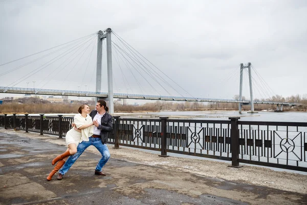 Любящая пара на берегу реки обнимает, целует — стоковое фото