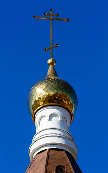 Church dome with a cross against,  blue sky — Stock Photo, Image