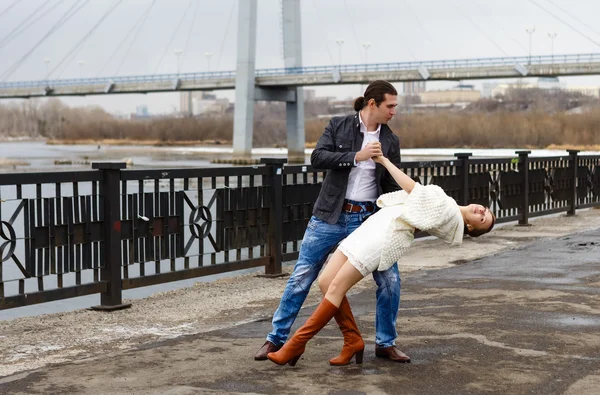 Het dansende verliefde paar aan de kade — Stockfoto