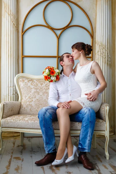 Liefdevolle couple de bruidegom en de bruid — Stockfoto