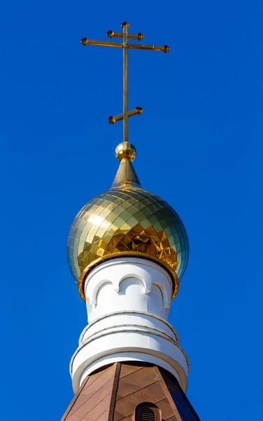 Church dome with a cross against,  blue sky — Stock Photo, Image