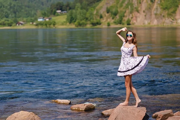 Jalá, chica sexy en un vestido en la orilla del río, rocas —  Fotos de Stock