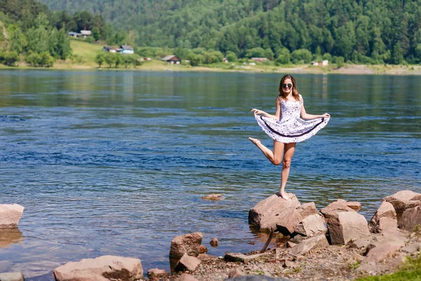 Jalá, chica sexy en un vestido en la orilla del río, rocas —  Fotos de Stock