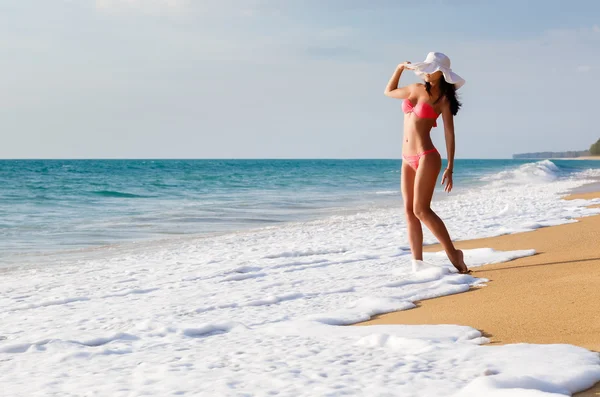 La jeune belle femme sexy en maillot de bain et un chapeau sur un — Photo