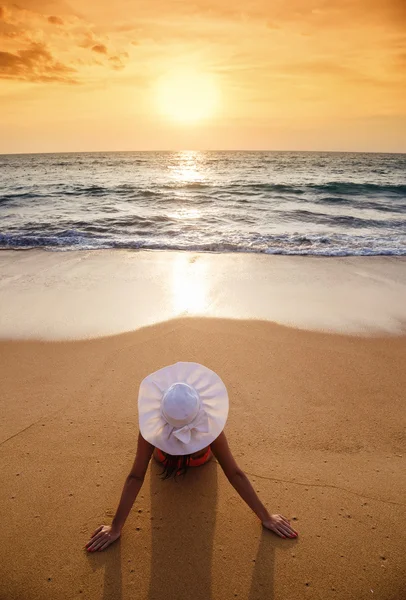 La jeune femme en bikini avec un chapeau sur une plage de sable — Photo