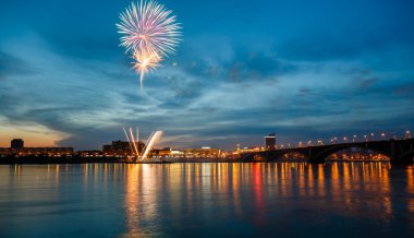 havai fişek Krasnoyars merkezinde bir tatil 