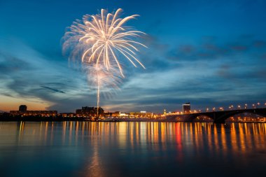 havai fişek Krasnoyars merkezinde bir tatil 