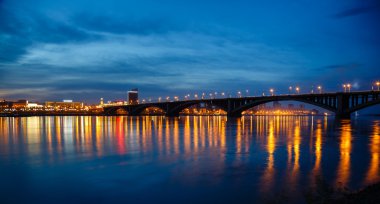Yenisey, gece şehir o bir görünümünü Nehri Köprüsü