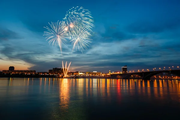 Feux d'artifice pour des vacances "Jour de la Victoire" dans le centre-ville de Krasnoyars — Photo