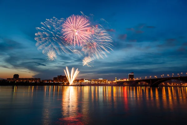 Feux d'artifice pour des vacances "Jour de la Victoire" dans le centre-ville de Krasnoyars — Photo