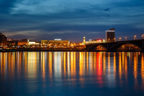 Yenisey, gece şehir o bir görünümünü Nehri Köprüsü