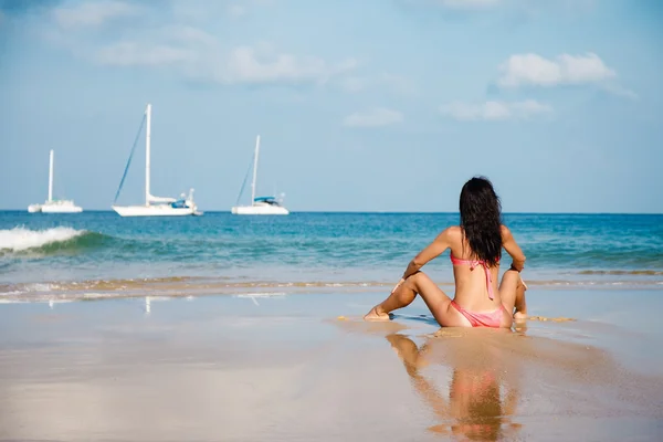 Młoda kobieta sexy piaszczystej plaży nad brzegiem morza — Zdjęcie stockowe