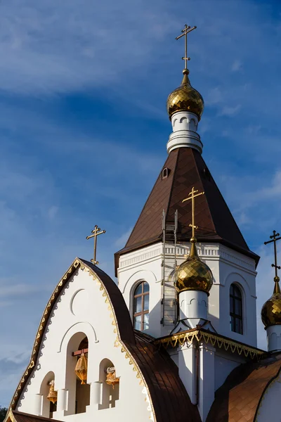 Weiße Kirche, Kreuze — Stockfoto