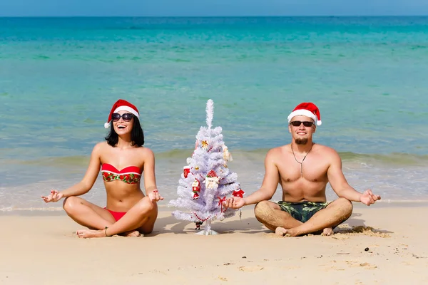 seksi kız adam Santa bir plaj köknar ağacı