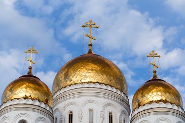 Beyaz kilise bina Tarih kubbeler