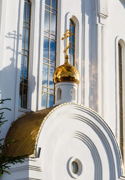 Cúpulas sobre o edifício da igreja branca — Fotografia de Stock