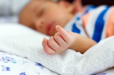 Uyuyan bebek. Bir bebeğin eli. Çok tatlı sakin yeni doğmuş bebek