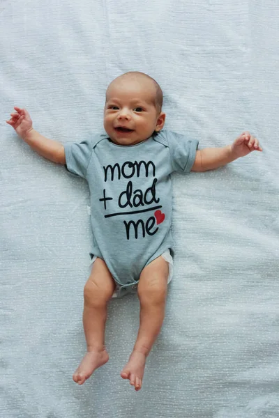 Piccolo Bambino Felice Con Faccia Sorridente Carino Bambino Posa Sul — Foto Stock