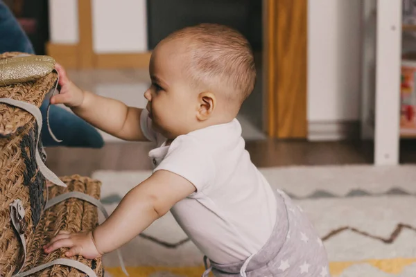 Doux Petit Bébé Jouant Sur Sol Dans Chambre — Photo