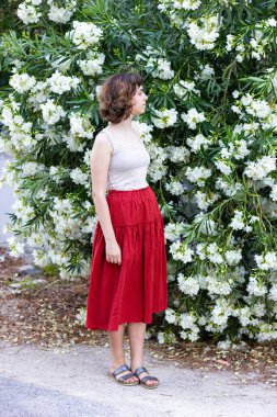 Beyaz çiçekli genç kız. Parfüm ve organik kozmetik