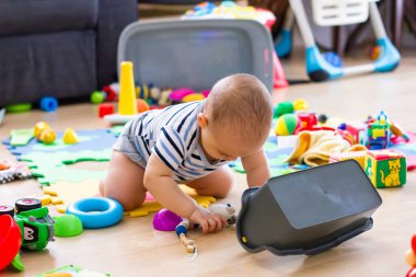 Mutlu gülümseyen bebek oyuncaklar oynuyor. Bebek yüzlü yakın plan.