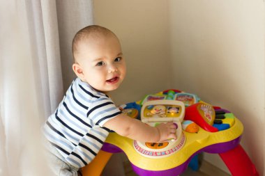 Mutlu gülümseyen bebek oyuncaklar oynuyor. Bebek yüzlü yakın plan.