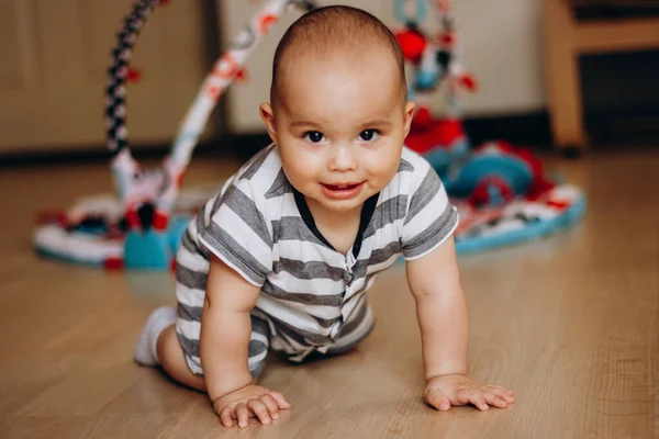 Doux Bébé Apprenant Ramper Maison Bébé Souriant Avec Joues Potelées — Photo