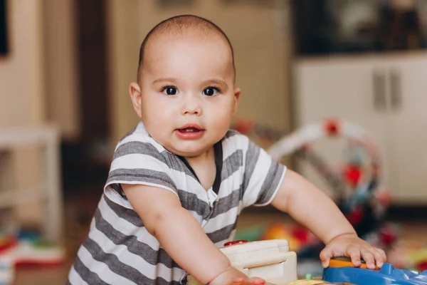 Bébé Joufflu Mignon Tient Joue Avec Table Musique Pour Enfants — Photo