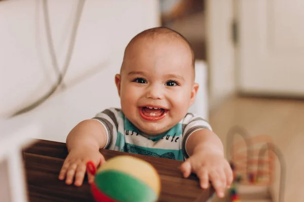 귀여운 아기가 가까이 귀여운 아기는 카메라를 봅니다 — 스톡 사진