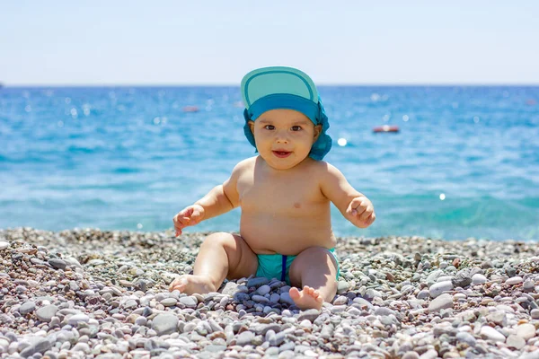 Söt Knubbig Baby Stenstrand Blått Hav Och Sommarsol — Stockfoto