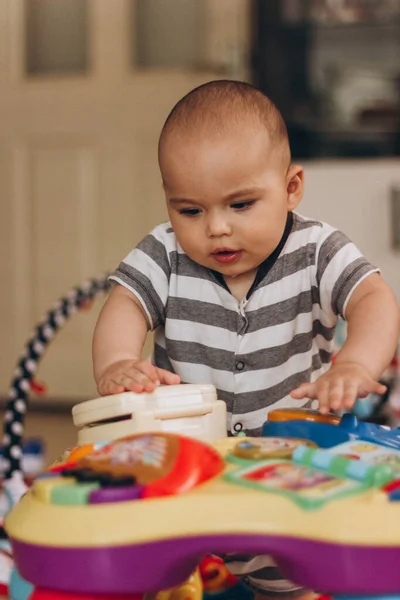 Bébé Joufflu Mignon Tient Joue Avec Table Musique Pour Enfants — Photo