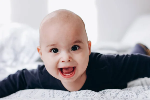 Dolce Bambino Cicciottello Sfacciato Sdraiato Sulla Pancia Sul Letto Espressione — Foto Stock