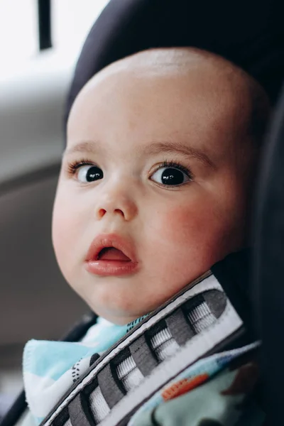 Dolce Bambino Macchina Siede Nel Seggiolino Guida Sicura Cura Del — Foto Stock