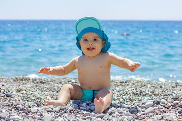 Sladké Baculaté Dítě Oblázkové Pláži Modré Moře Letní Slunce Royalty Free Stock Fotografie