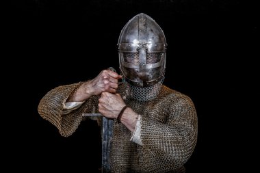 Siyah arka plan üzerine Knight