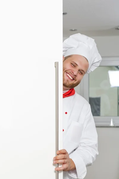 Mutfakta Genç Mutlu Aşçı — Stok fotoğraf