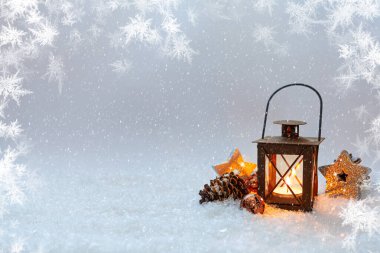Noel arkaplanı, fener, kar, mum