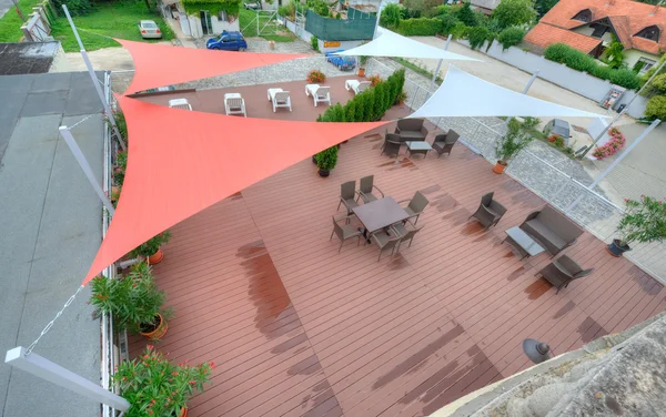 Terrasse im Sommer mit Schattensegeln — Stockfoto