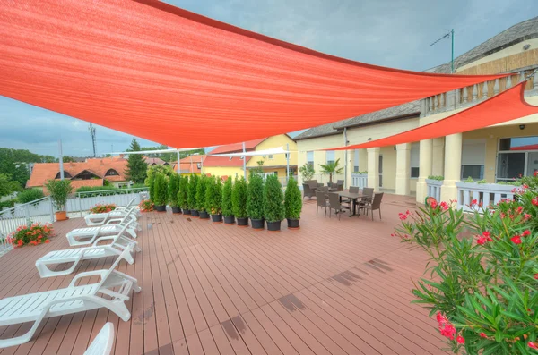 Terrasse im Sommer mit Schattensegeln — Stockfoto