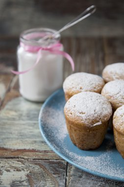 Taze pişmiş ev yapımı kekler.