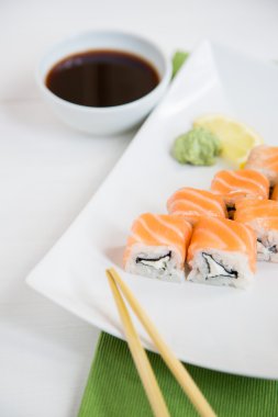 Sushi beyaz arkaplanda ayarlandı