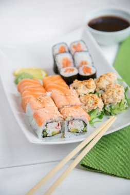 Sushi beyaz arkaplanda ayarlandı