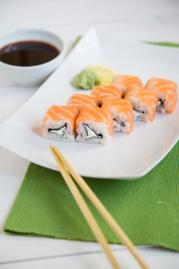 Sushi beyaz arkaplanda ayarlandı