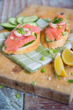 Tahıl ekmek ve somon sandviç