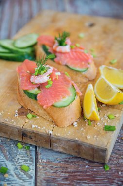 Tahıl ekmek ve somon sandviç