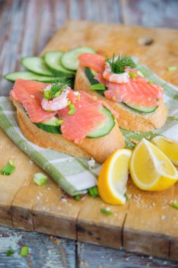 Tahıl ekmek ve somon sandviç